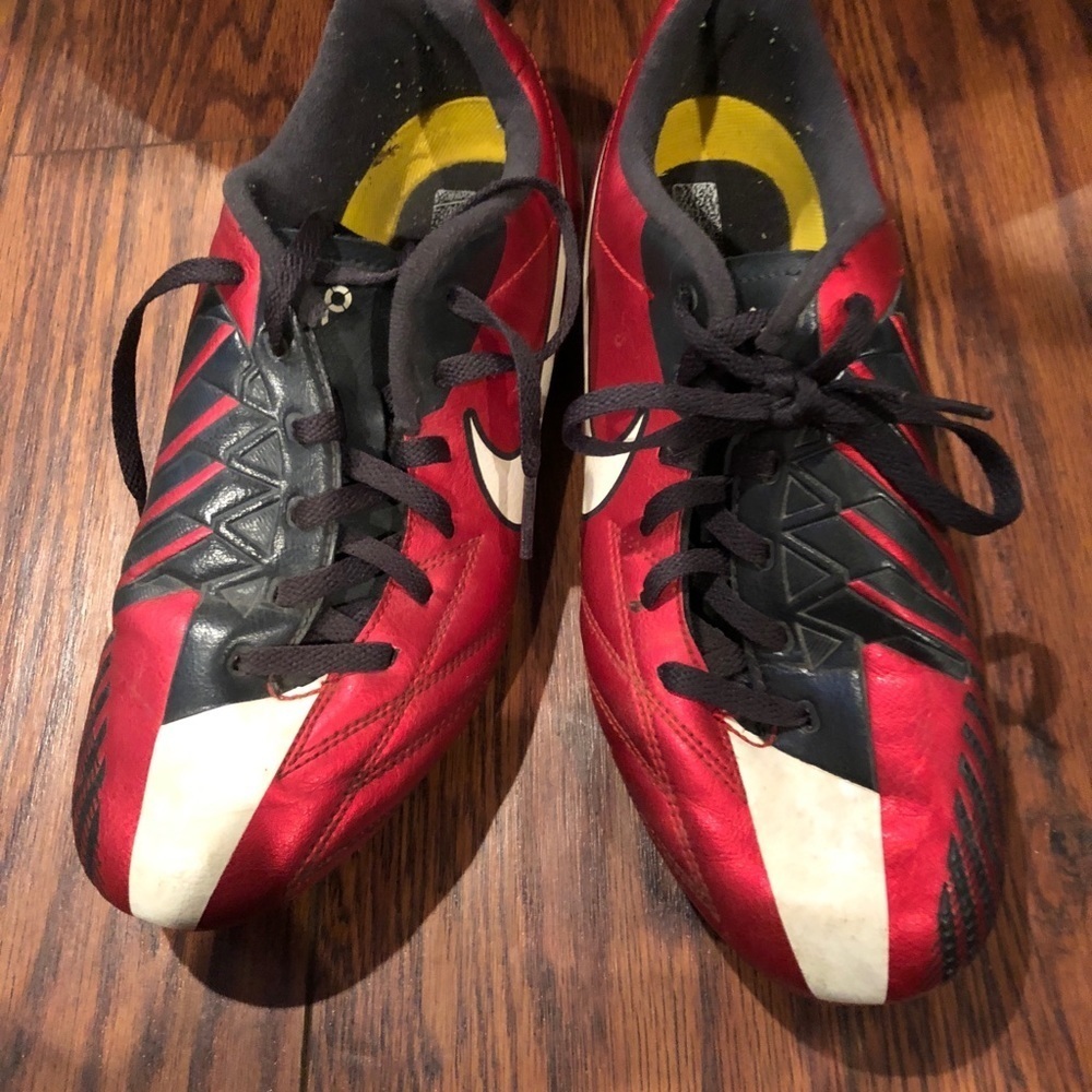 Nike t90 new soccer cleats size 4.5 ❤️🖤